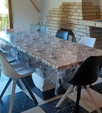 Maison De La Colline De Pam Сasa de vacaciones *